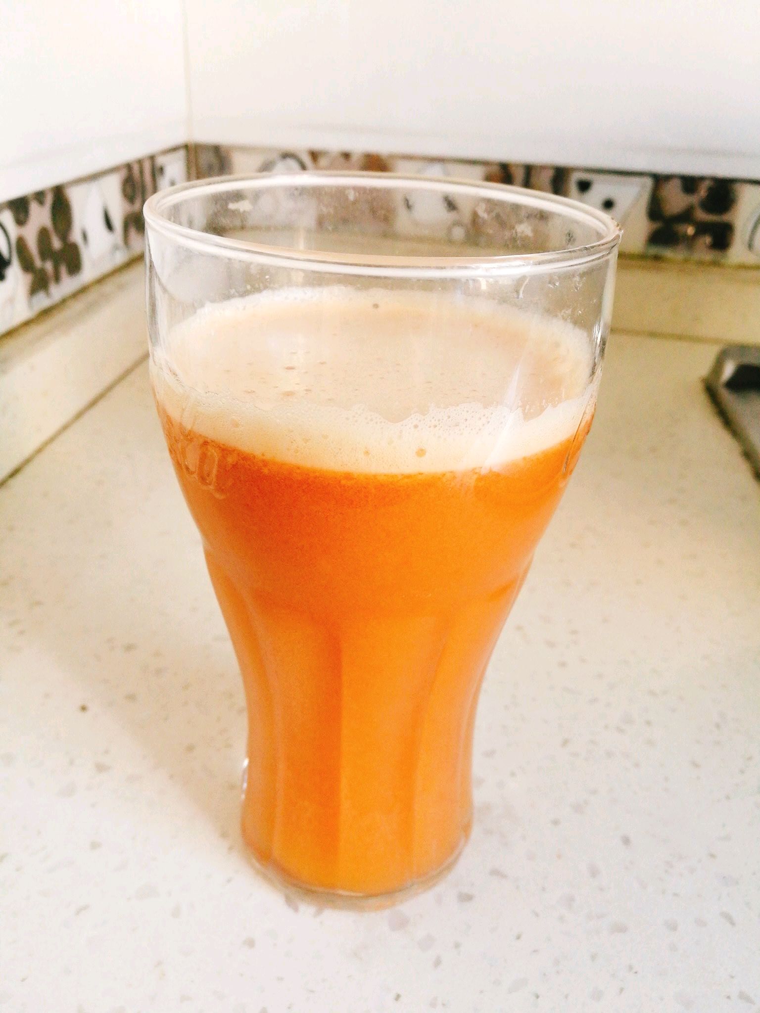 胡萝卜苹果汁怎么做_胡萝卜苹果汁的做法_炫色鸾树z_豆果美食