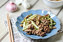 核桃仁炒蒜苔的做法