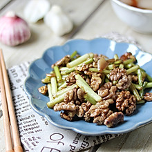 核桃仁炒蒜苔