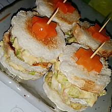迷你版的蔬菜三明治