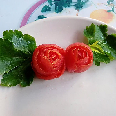 西红柿玫瑰花摆盘装饰