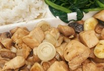 口蘑炒鸡胸肉的做法