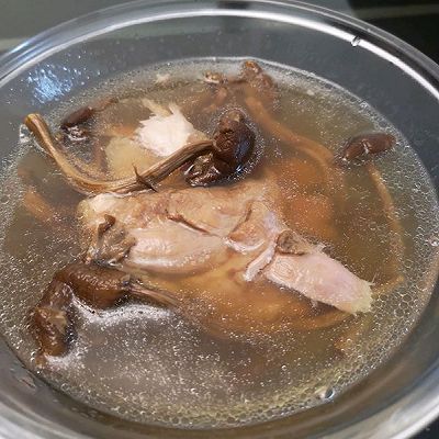 茶树菇鸭腿汤