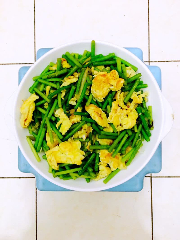 蒜苔炒鸡蛋的做法
