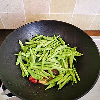 咸香下饭~四季豆炒腊肠  记得多焖米饭的做法图解7