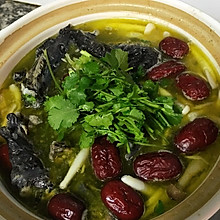 乌鸡蟹味菇红枣煲汤