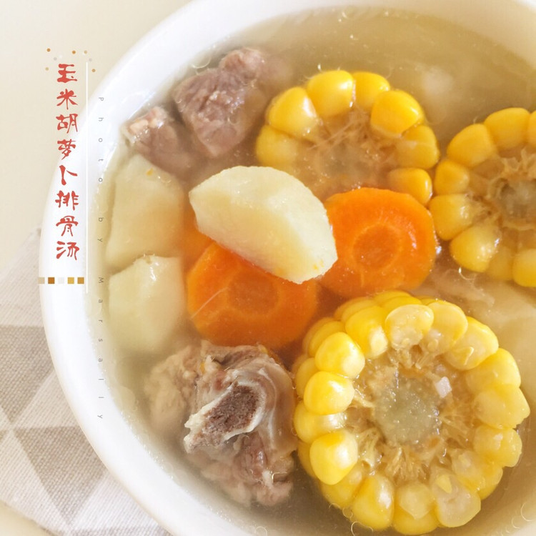 家常胡萝卜玉米排骨汤的做法