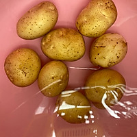 土豆焖五花肉的做法图解1