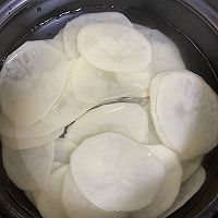 #夏日撩人滋味#自制炸薯片的做法图解2