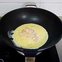 虾仁牛奶滑蛋#脊岭岛盐田虾美味大挑战#的做法图解8