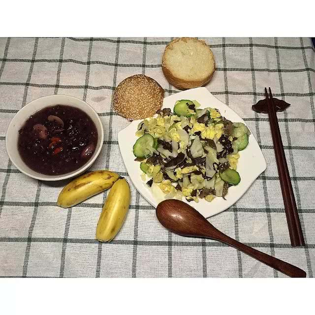 无油木耳包菜黄瓜炒鸡蛋的做法