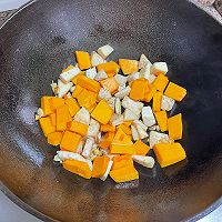 南瓜芋头腊味煲的做法图解3