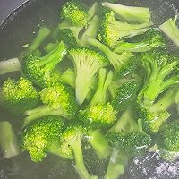快炒西兰花的做法图解2