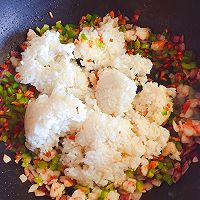#餐桌上的春日限定#墨鱼籽菠萝鲜虾炒米的做法图解4