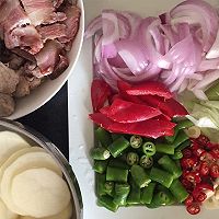 孜然干锅腊肉排骨的做法图解3