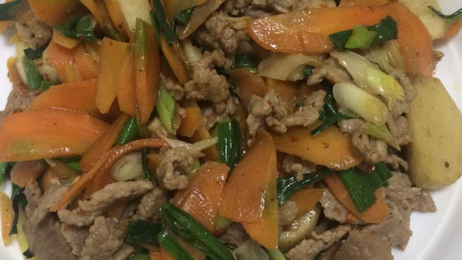 大蒜胡萝卜炒肉的做法