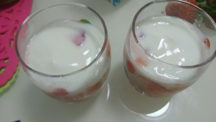 简单草莓酸奶.