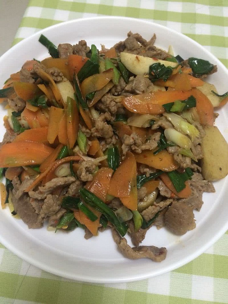 大蒜胡萝卜炒肉的做法