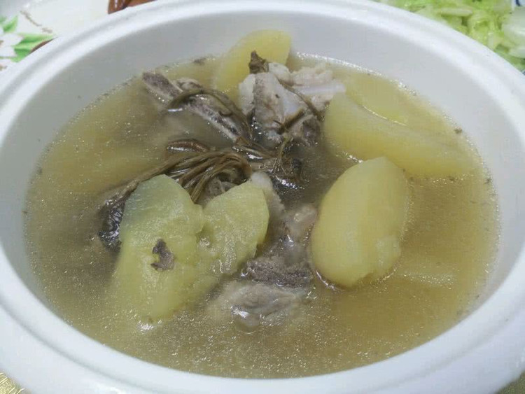 健脾开胃：苹果茶树菇扇骨汤的做法