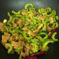 五花肉炒苦瓜的做法图解9