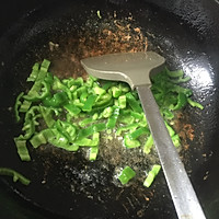 让水面筋不再索然无味----青椒肉丝炒面筋的做法图解4