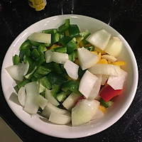 三色彩椒炒鸡丁的做法图解3