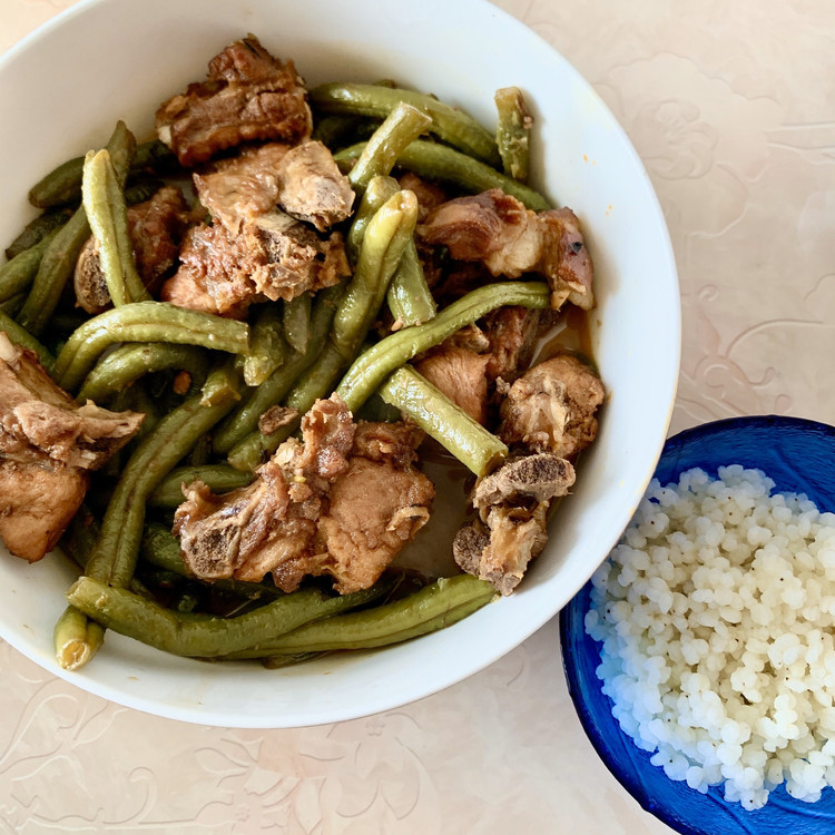 家常排骨炖豆角的做法