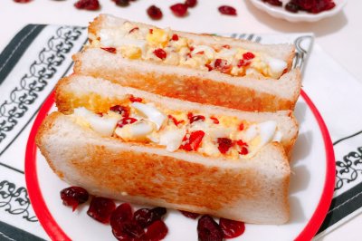 香甜蔓越莓鸡蛋三明治