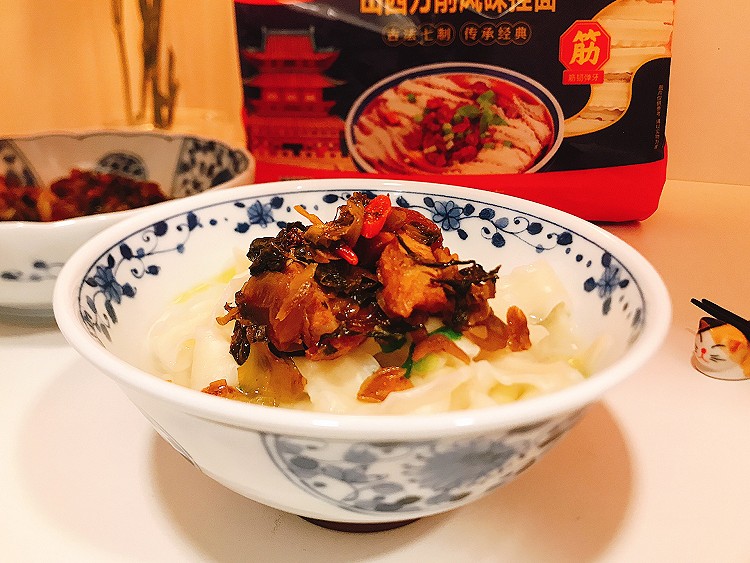 酸菜扣肉刀削面的做法