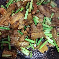 五花肉炒蒜薹的做法图解7