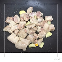 苦瓜焖肉的做法图解1