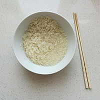 皮蛋白米粥的做法图解1