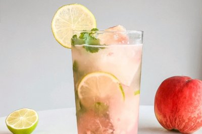 谁能拒绝粉粉嫩嫩的蜜桃朗姆鸡尾酒