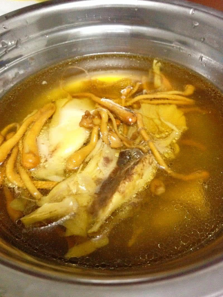 虫草花炖鸡的做法