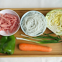 肉丝圆白菜炖粉条的做法图解1