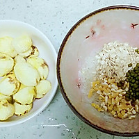 板栗大米绿豆玉米麦仁粥的做法图解1
