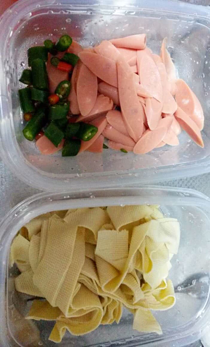 豆皮炝炒火腿肠的做法图解3