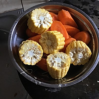 红萝卜玉米猪骨汤的做法图解2
