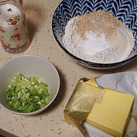 无油糖全麦麸葱香司康【健康零食】的做法图解1