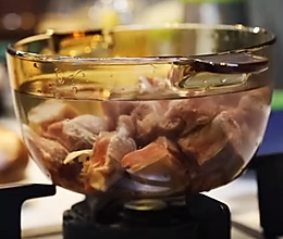 海参莲藕排骨汤的做法