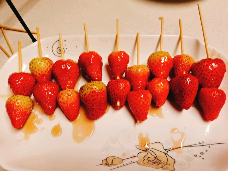 宝宝爱吃的小零食-冰糖草莓糖葫芦的做法