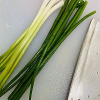 饺子皮葱油饼的做法图解1