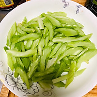 #巨下饭的家常菜#芹菜炒牛肉的做法图解1