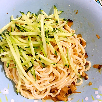 素食-蘑菇炸酱面