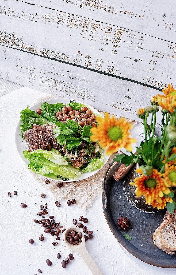 卤牛肉芹菜蘑菇沙拉的做法