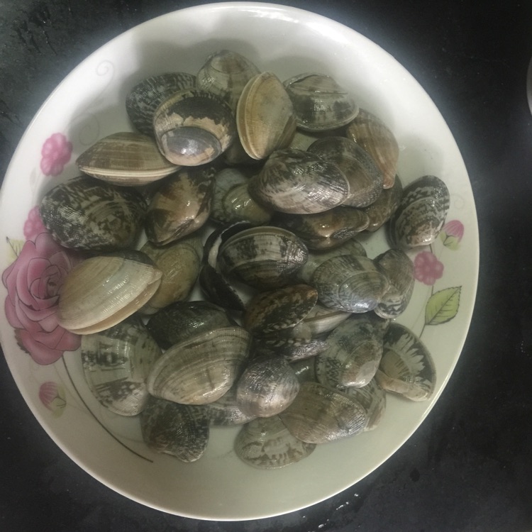 爆炒花甲的做法图解1