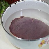 枸杞叶猪肝瘦肉汤的做法图解2