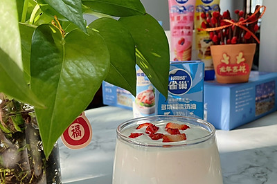 新年“莓”有烦恼-草莓牛乳