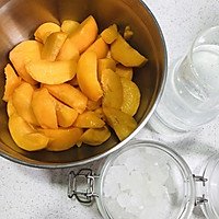 #夏日冰品不能少#冰糖罐头黄桃的做法图解2