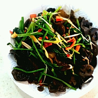 木耳拌菠菜的做法图解3